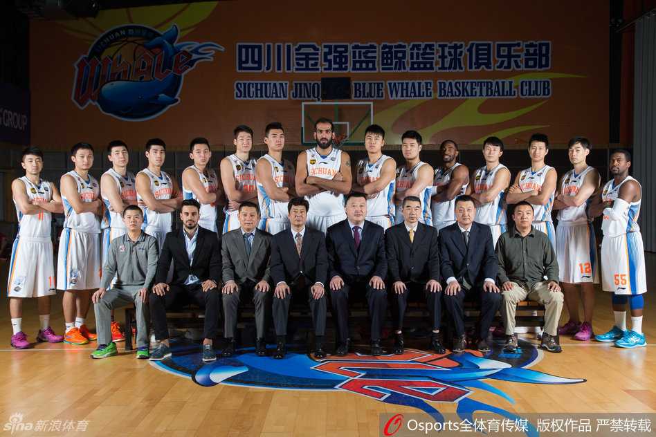 射手孟达与队友王汝恒、于澍龙在场边轻松交流，精准的投篮将是球队的致命武器