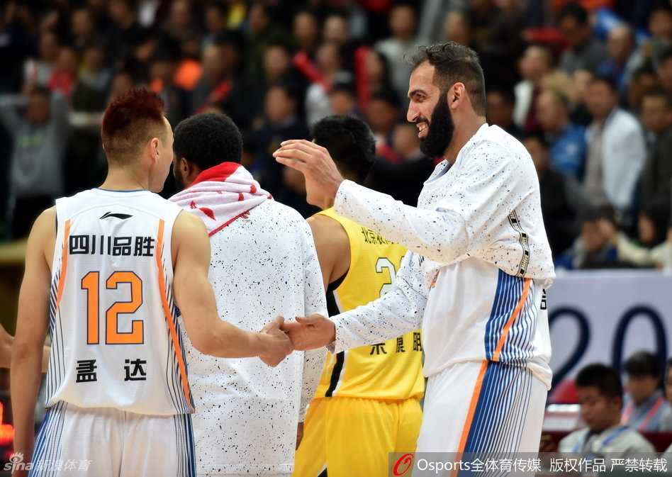 亚洲外援哈达迪伸出修长的手指，让总冠军戒指穿过指尖，细细品味这份至高无上的荣耀与滋味。