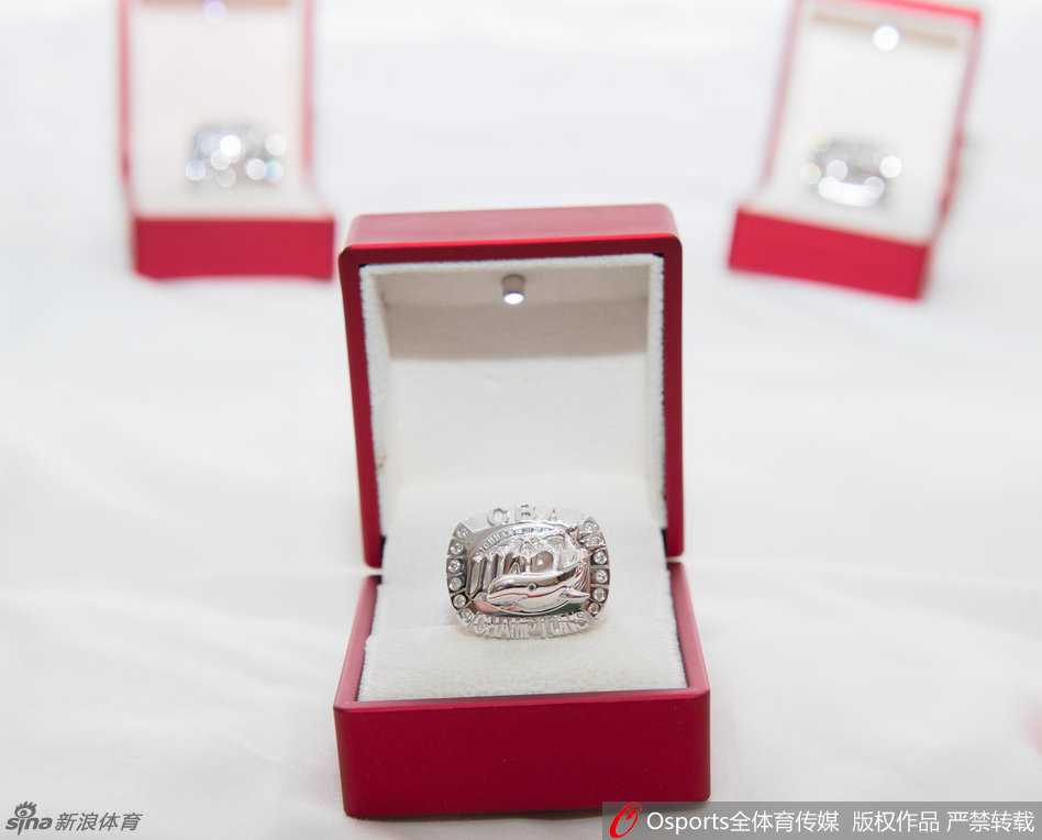 特写镜头下，总冠军戒指的侧面细节一览无余，白金材质泛着温润光泽，镶嵌的小钻如同繁星点点，映衬着内圈隐约可见的球员姓名刻字