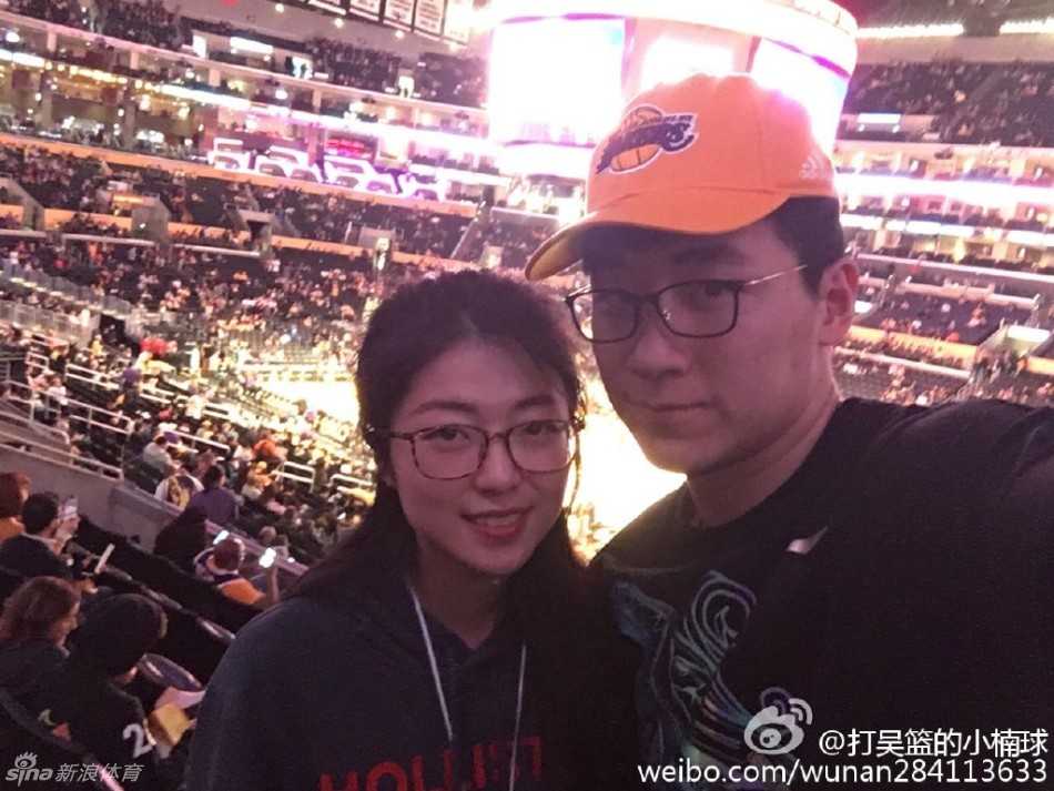 蜜月之旅圆梦洛杉矶 吴楠携爱人现场观战湖人队 吴楠在斯台普斯中心球馆内,背对着正在热身的球场,竖起大拇指,身后的湖人队标志熠熠生辉。