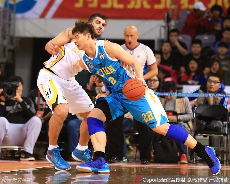 福建队核心王哲林在青岛队内线群中强起攻筐，面对长臂干扰，他用扎实的背身脚步寻找机会，年轻的脸上写满不甘与坚毅。