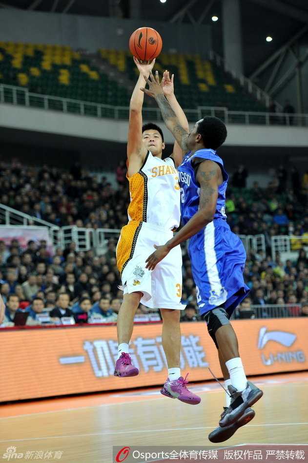 宋康明眉骨开裂血染战袍，队医在场边紧急为他处理伤口，他面容刚毅毫无惧色