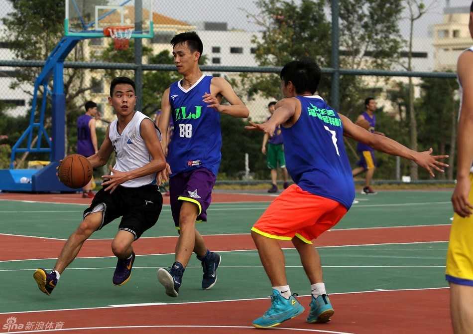 创宏五金的队员们紧紧靠在一起，在赛场边留下了一张充满凝聚力的合影，坚毅的眼神中透露出对篮球纯粹的热爱与执着。