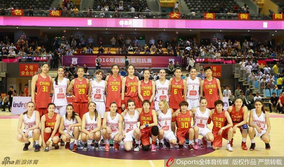 衡阳鏖战 巾帼扬威 中国女篮奏唱国歌仪式,全场肃穆神情专注