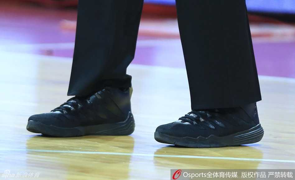 全景镜头下裁判举手示意犯规，脚下的飞人logo在众多球员的李宁装备中独树一帜，成为当晚最具话题性的画面之一