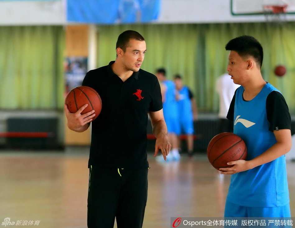 西热力江的夏日播种 篮球训练营里指点江山 西热力江微微俯身,目光如炬地盯着小学员的每一个动作,嘴里不停地叮咛着细节