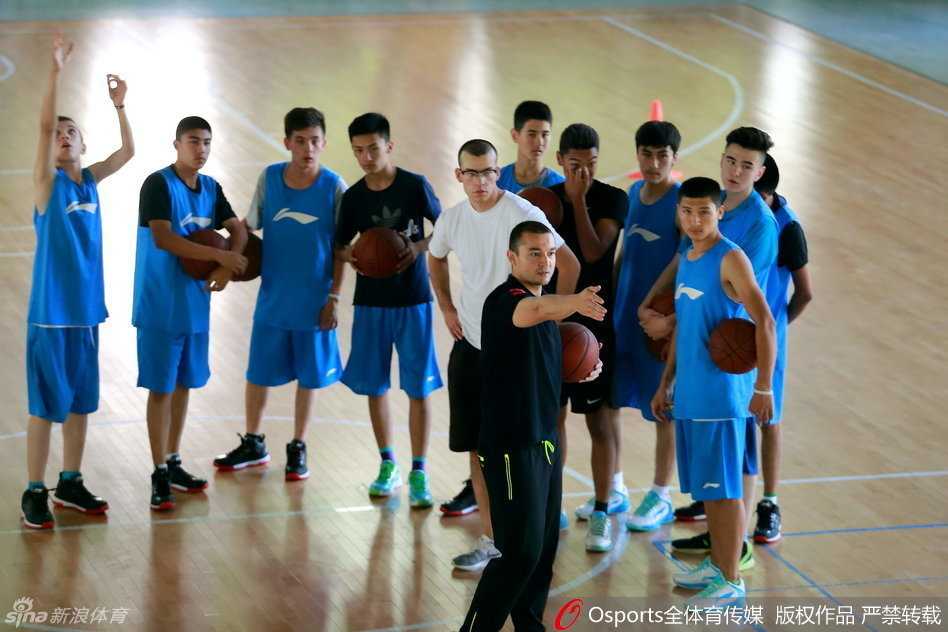 西热力江的夏日播种 篮球训练营里指点江山 西热力江来到篮下做示范,他微微屈膝,双手抱球,正准备向小学员展示标准的投篮动作