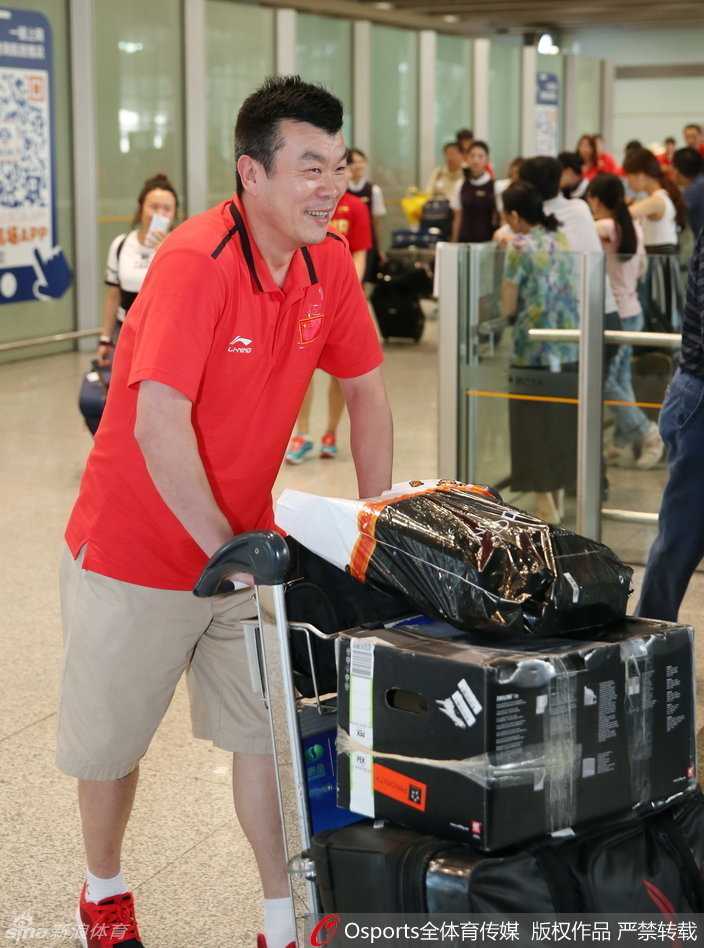主教練李建新在場邊神色嚴峻地佈置戰術，眼神中充滿了對弟子們的信任與期待。