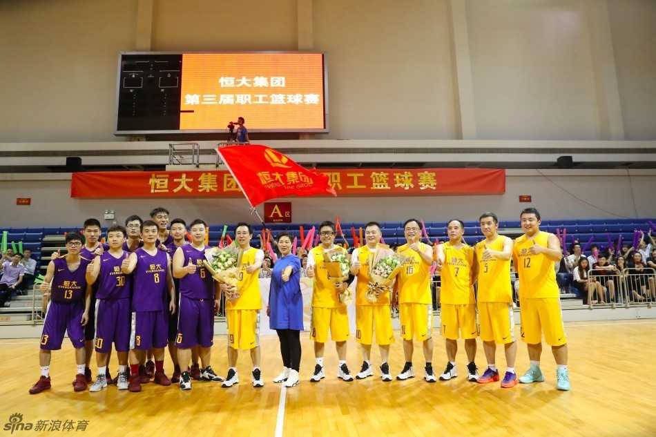 许家印在赛场上目光如炬，他轻轻一跃，手中的篮球在空中划出一道优美的弧线，仿佛将商场的决胜千里之外带到了这方寸球场之上。