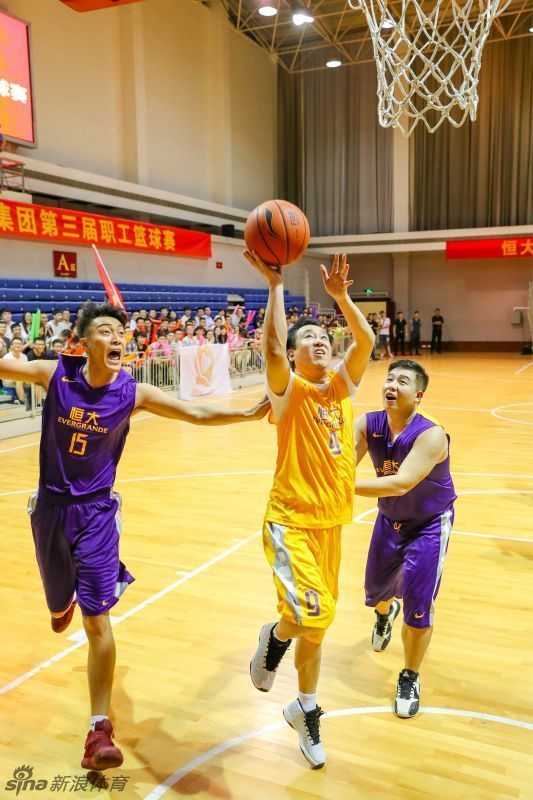 比赛结束后，两队球员相互握手致意，许家印与员工们亲切交谈，场上的激烈竞争化为场下的欢声笑语，充分体现了恒大集团内部团结友爱的融洽氛围。