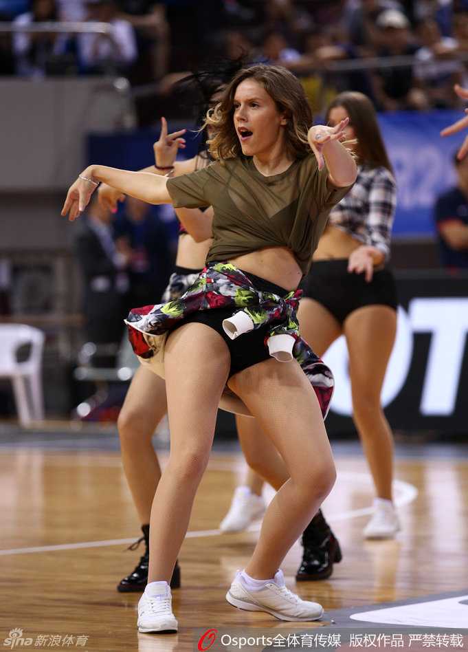 莫斯科中央陆军在场上展示出令人窒息的团队防守，多人包夹形成天罗地网，让广东队的每一次出球都变得异常艰难，这正是欧洲铁血防守的缩影。