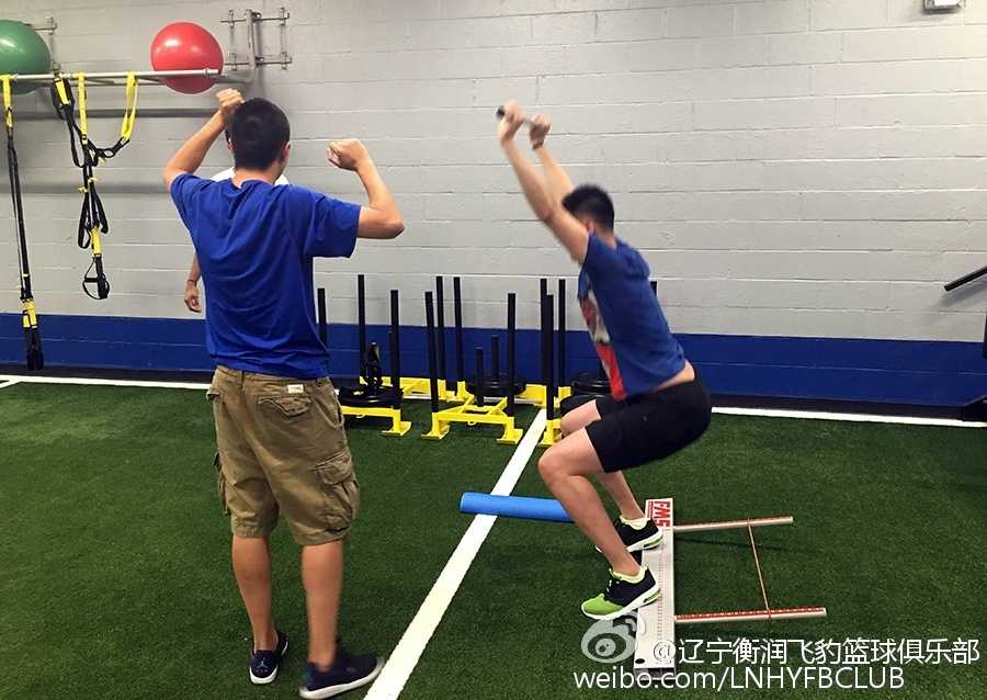 在这座充满传奇色彩的训练中心，贺天举抬头凝视着墙上的照片，那里有无数前辈的足迹，而他正沿着这条道路，用自己的汗水书写新的篇章。