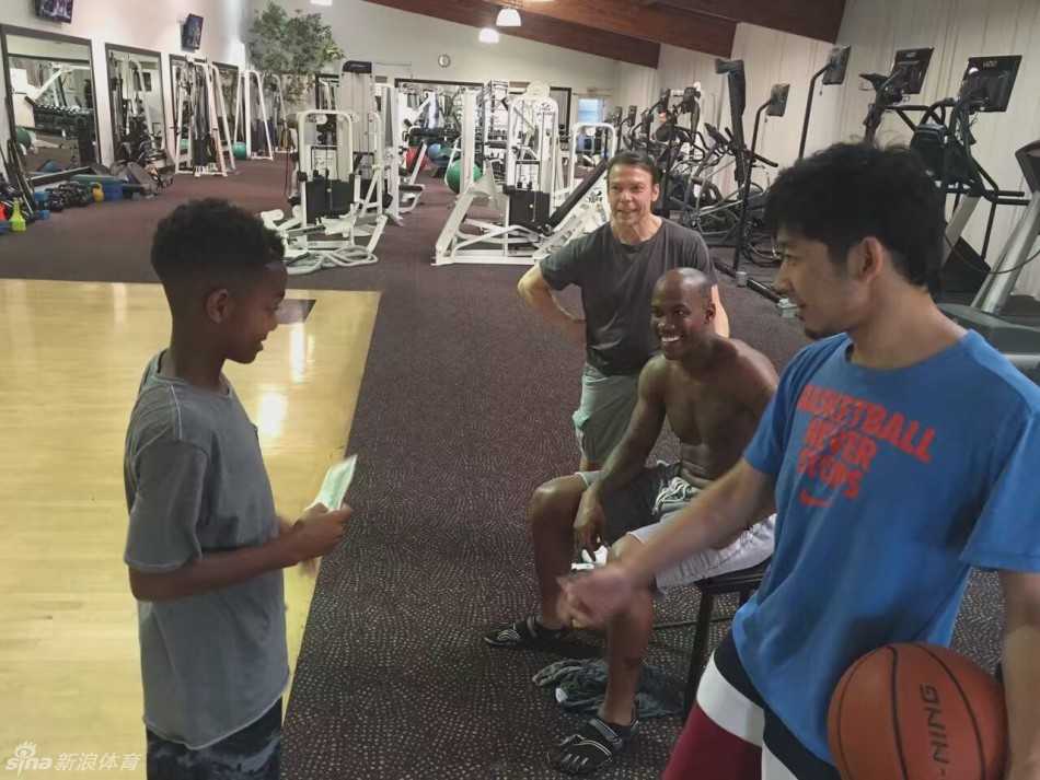 在单挑环节中，贾磊使出浑身解数试图突破，却被眼神专注、肌肉紧绷的马布里如同一堵墙般死死挡住去路，场面一度十分‘尴尬’。