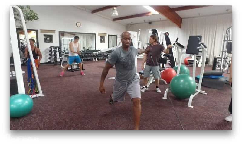 面对‘小马’的防守，贾磊显得左支右绌，尽管张大手臂试图干扰，但马布里闲庭信步般的突破姿势宣告着这次单挑的结果只有一个——惨败。