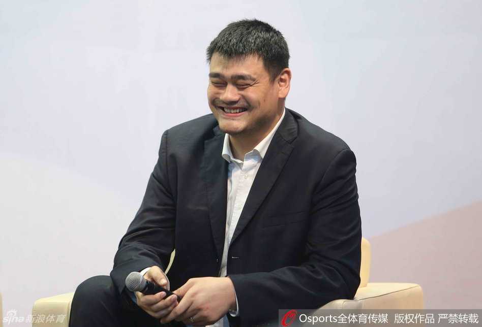 在论坛的圆桌讨论环节，徐济成举手投足间尽显资深评论员的犀利，他手持话筒，面前的名牌显示着中国篮球界的风云人物，一场关于职业联赛改革的深度对话即将展开。