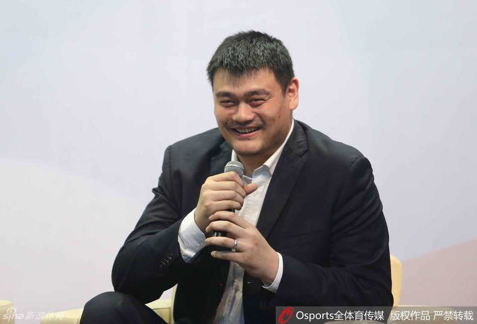 论坛现场座无虚席，嘉宾们正在热烈讨论，姚明与徐济成相视而笑，背景屏幕上显示着‘职业篮球产业资本论坛’的字样，气氛融洽而专注。