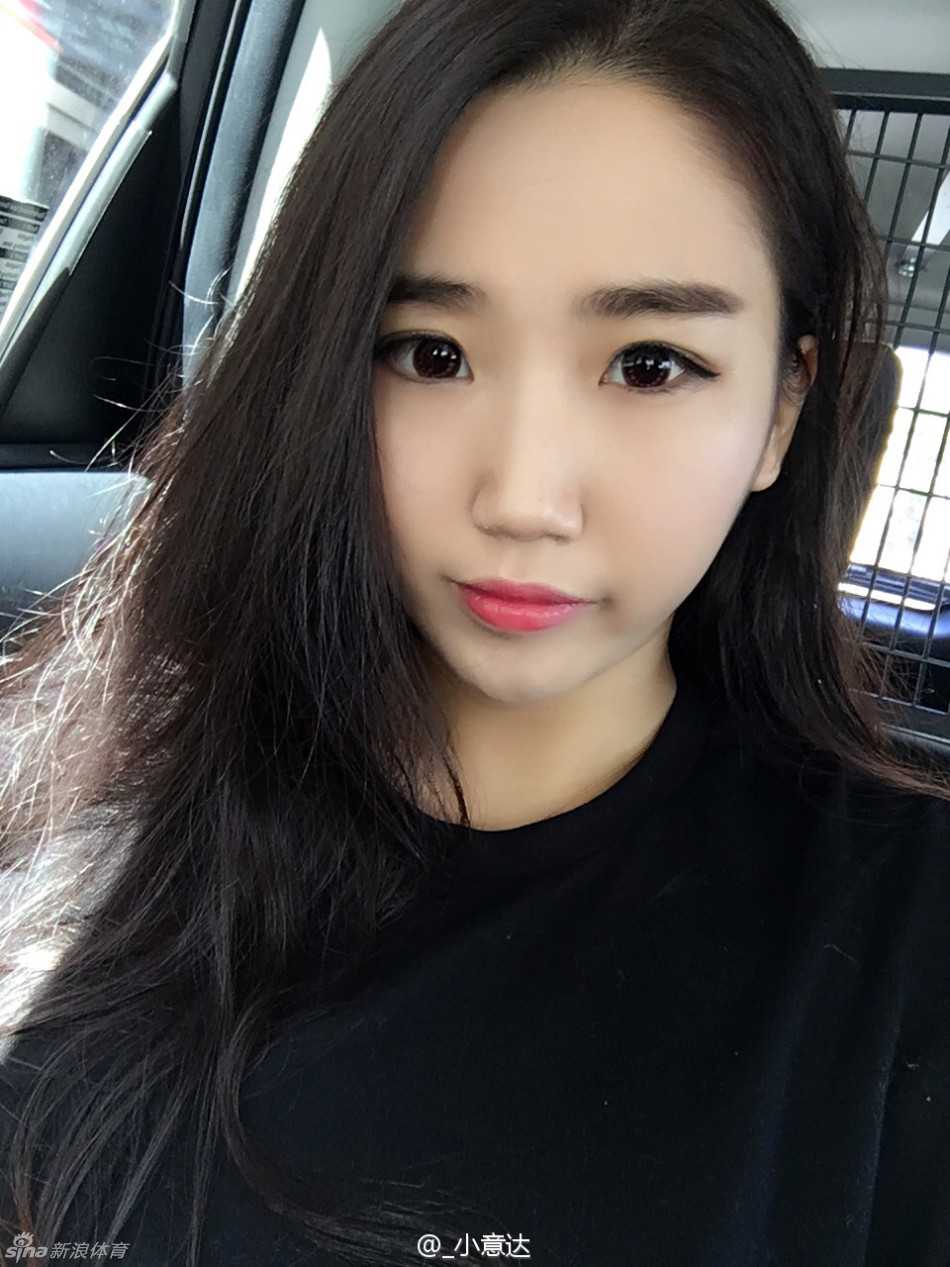 赛场外的温柔港湾:赵岩昊与女友的惬意假期瞬间 她轻抚被海风吹乱的发丝,眼神温柔地望向镜头,背后是模糊的海天一色,整个画面洋溢着恋爱中少女的甜美与宁静。