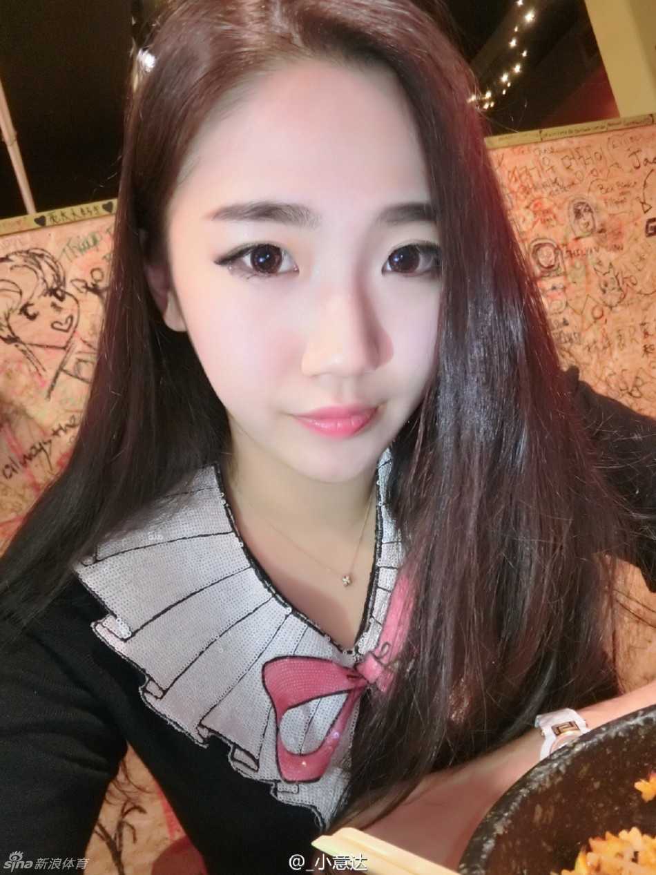 赛场外的温柔港湾:赵岩昊与女友的惬意假期瞬间 她悠闲地靠在躺椅上,手边放着饮品,微闭双眼感受着海风的轻抚。即使只是一个放松的姿态,也难掩其五官的立体与精致。