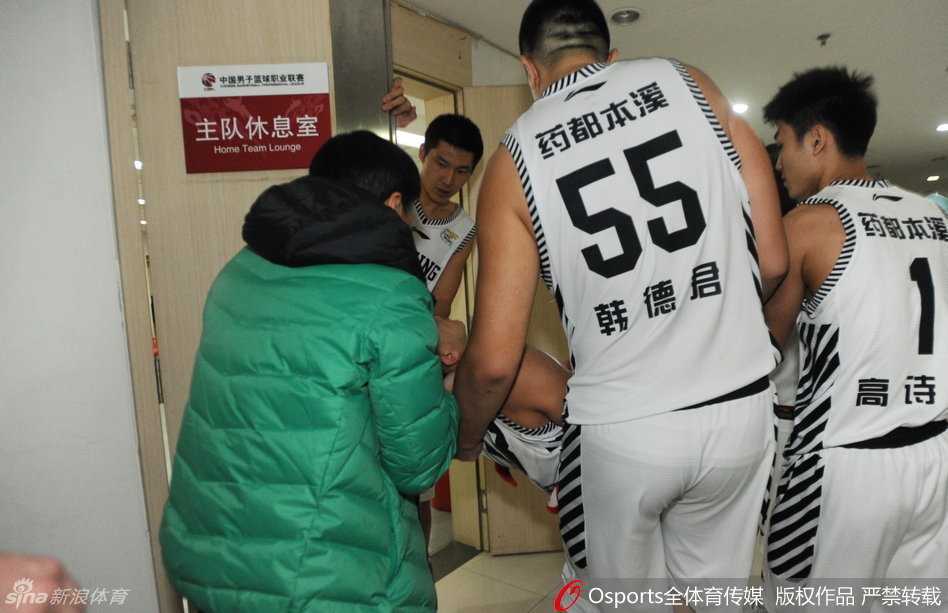 赛场惊魂:郭艾伦遭水瓶袭击血洒本溪,文明底线何在 赛后,空荡荡的球场地板上,仍残留着几滴未被擦去的深色血迹,无声地诉说着不久前这里发生的可怕一幕。