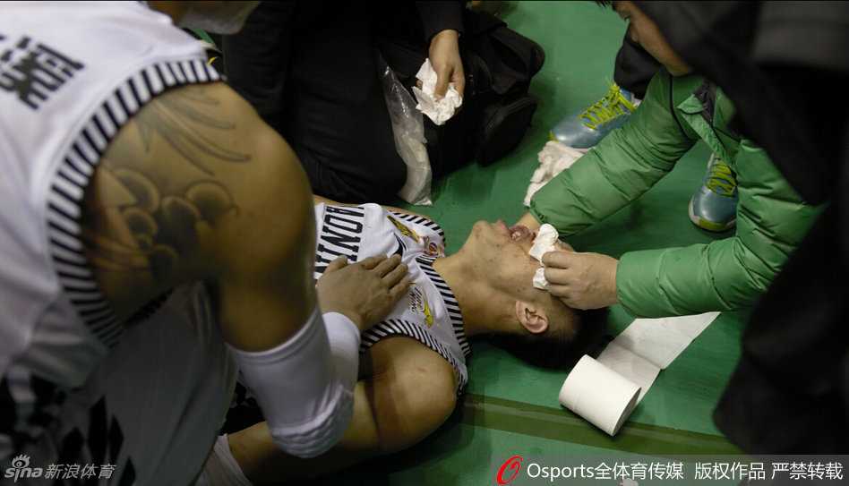 赛场惊魂:郭艾伦遭水瓶袭击血洒本溪,文明底线何在 受伤瞬间,郭艾伦应声倒地,双手紧紧捂住血流不止的面部,身旁的队友们瞬间围拢,脸上写满了惊愕与担忧。