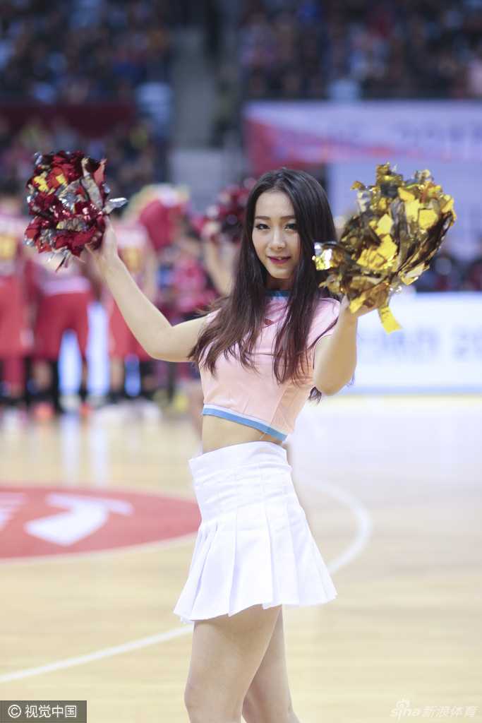 江苏宝贝的特写镜头展现出精致的五官和专注的眼神，她在赛场上的每一个表情都散发着迷人的魅力。