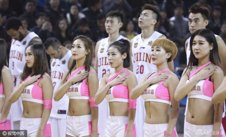 吉林篮球宝贝参与奏国歌仪式，她们神情庄重肃穆，站姿挺拔，表达着对祖国的崇高敬意。