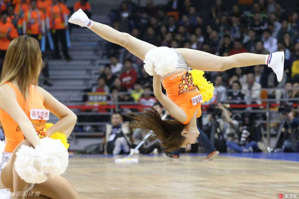 赛场边的火热风景线:揭秘CBA篮球宝贝的颜值与担当 表演间隙,这位宝贝对着镜头俏皮地比出可爱的手势,妆容精致,五官立体,展现了篮球宝贝私下活泼亲切的一面。