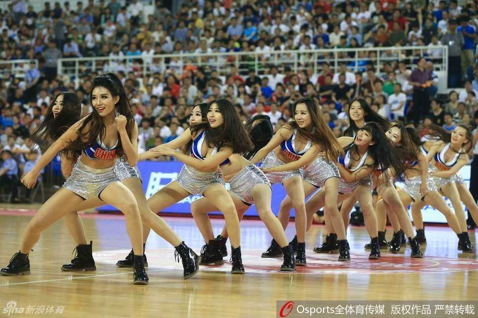 两名宝贝背对背摆出酷炫造型，飘逸的长发和错落有致的站位，在动感光影中交织成一幅充满张力的画面