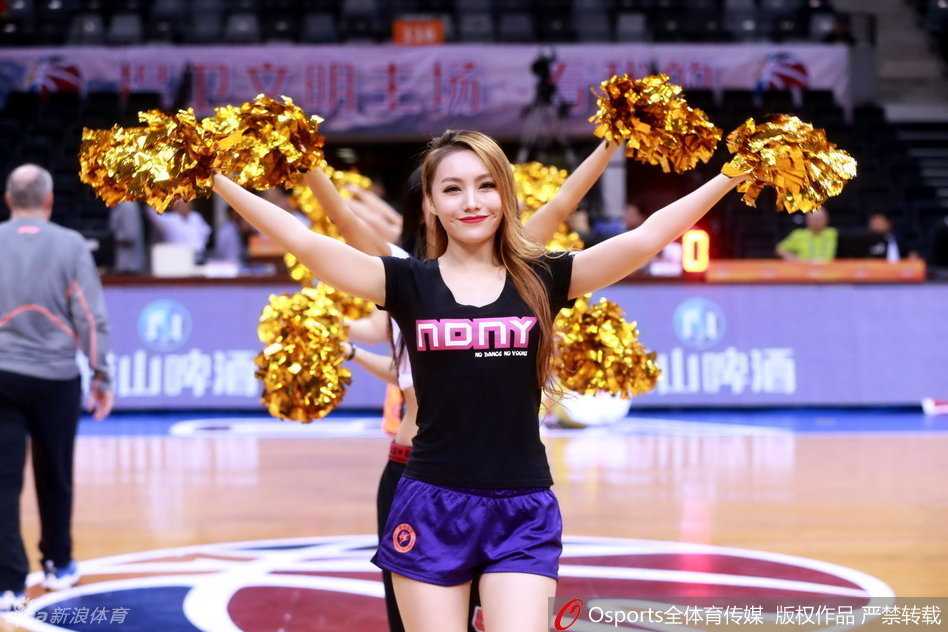 全景镜头下，六位篮球宝贝一字排开，动作整齐划一，手中花球如同绽放的烟火，共同编织出一幅充满力量感的青春画卷。