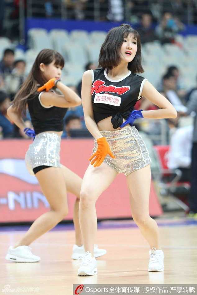 赛场边的那抹亮色:篮球宝贝的汗水与热爱 随着音乐律动,宝贝秀发飞扬,动感舞姿将现场气氛推向新的高潮。