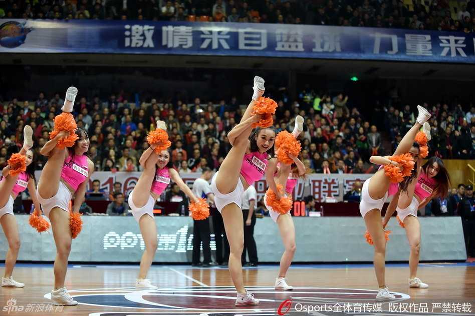 赛场边的那抹亮色:篮球宝贝的汗水与热爱 宝贝们摆出酷飒姿势,高难度托举动作稳稳当当,展现出力量与美感的完美结合。