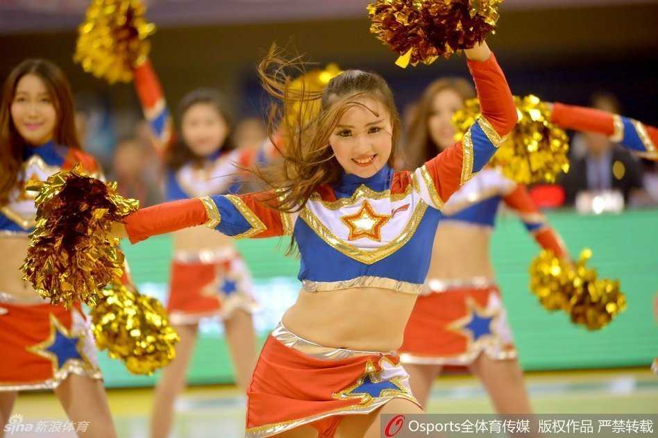 赛场边的那抹亮色:篮球宝贝的汗水与热爱 篮球宝贝扎着清爽马尾,身披金色小马甲,在场上欢快跃动,青春活力扑面而来。