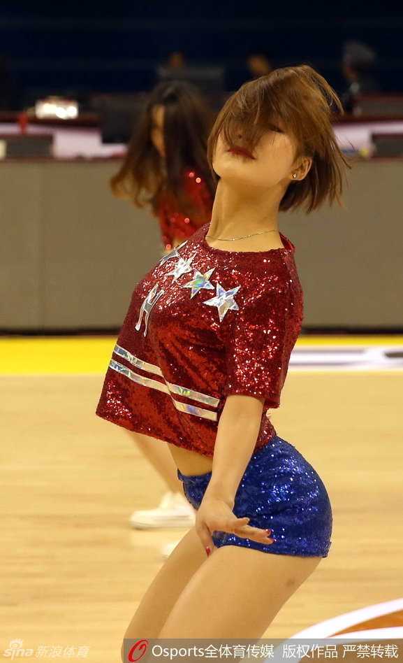 赛场边的那抹亮色:篮球宝贝的汗水与热爱 篮球宝贝回眸瞬间,眼神中带着自信与坚定,火辣身材在灯光下显得格外耀眼。