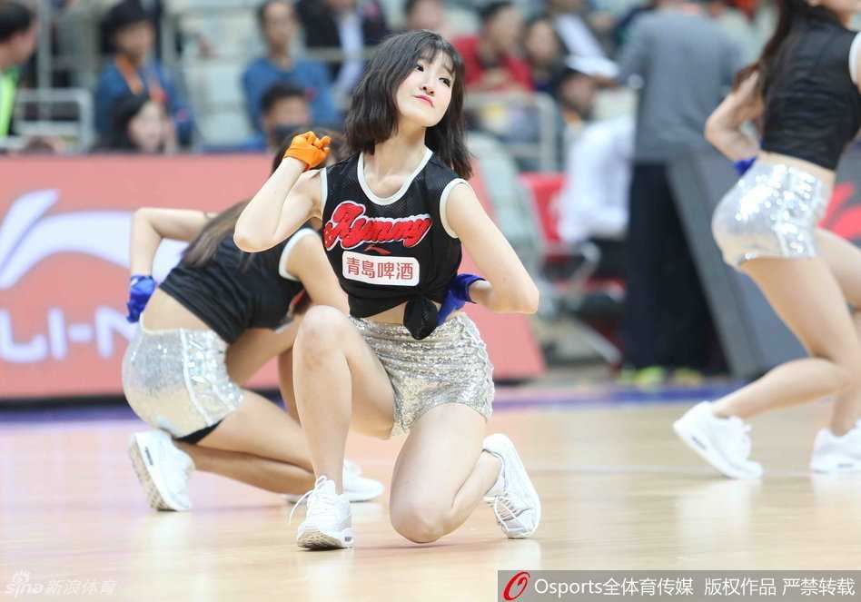 赛场边的那抹亮色:篮球宝贝的汗水与热爱 近景特写下,宝贝妆容精致,笑容极具感染力,诠释着属于CBA的另一种魅力。