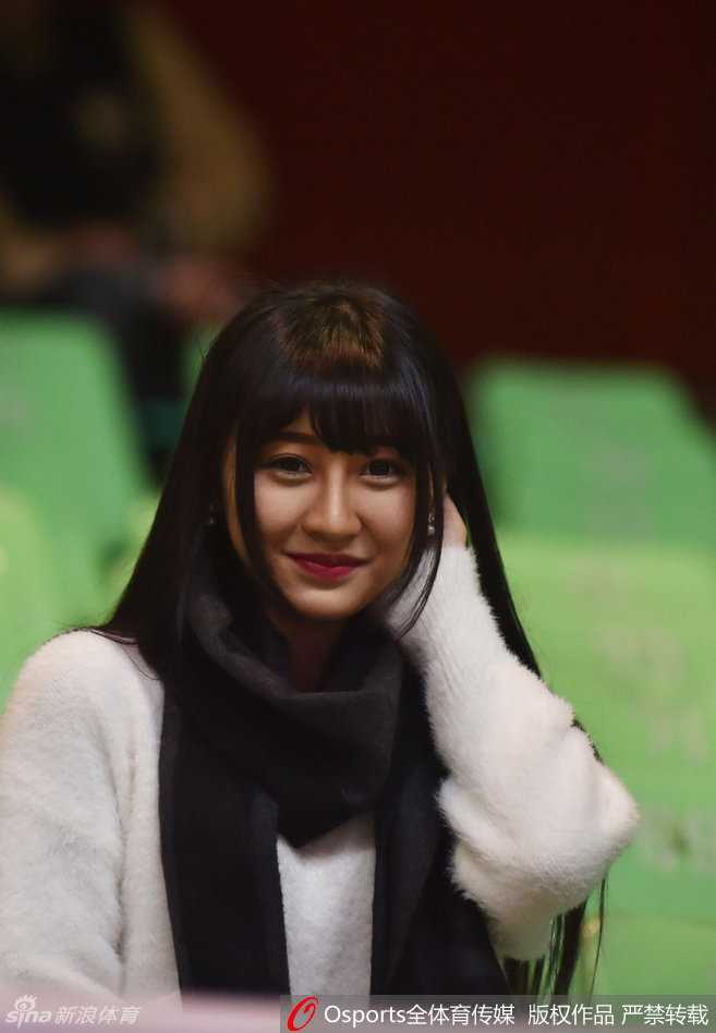 篮球宝贝们身着红白相间的活力队服，在场地中央跃起，发丝飞扬间洋溢着青春的无尽魅力