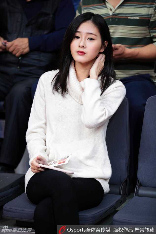 赛场那一抹温柔目光 广东女球迷为CBA焦点战添彩 这位女球迷在广东队进攻得手后振臂欢呼,随性的白色T恤挡不住出众的气质,肤白貌美与热血篮球相得益彰。