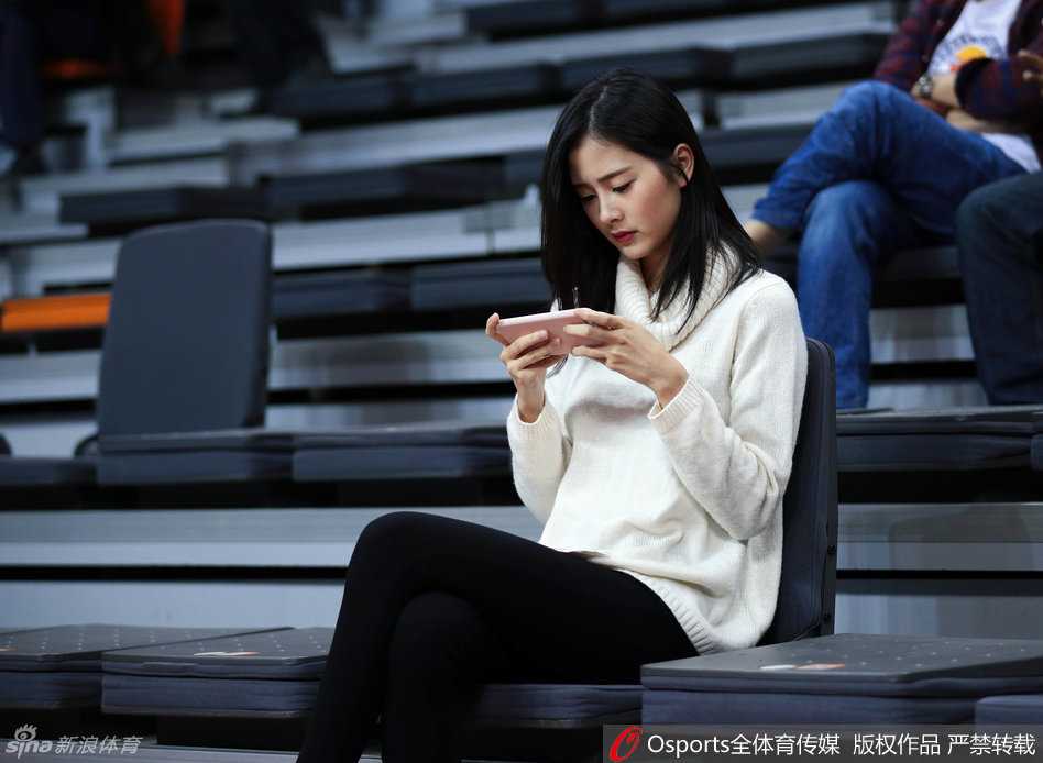 赛场那一抹温柔目光 广东女球迷为CBA焦点战添彩 戴着眼镜的斯文女球迷在球队陷入僵局时神情专注,眼神中透露出对胜利的渴望,清秀的面容在助威声中格外醒目。