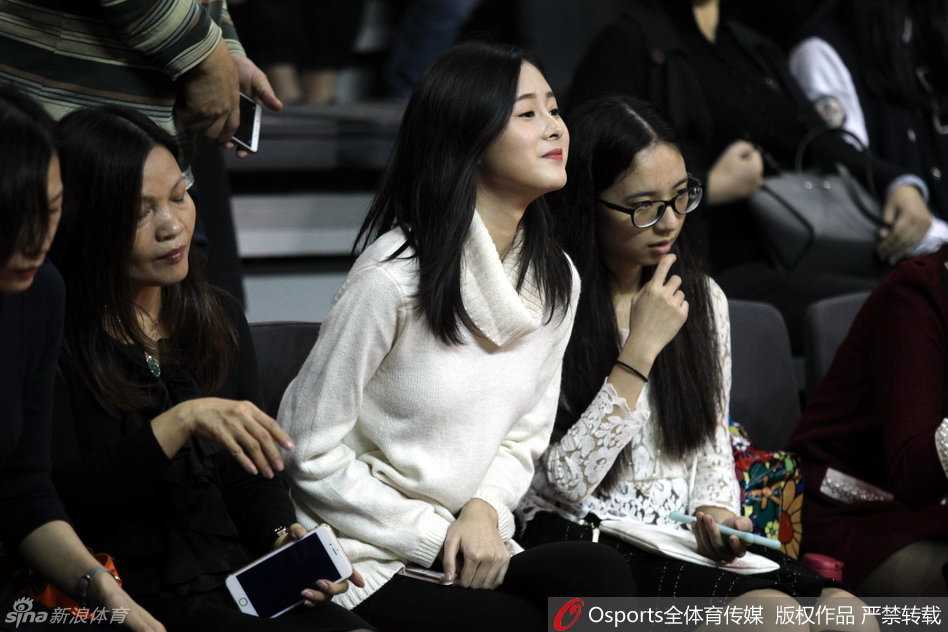 赛场那一抹温柔目光 广东女球迷为CBA焦点战添彩 赛后庆祝胜利,这位气质出众的女球迷用手机记录下广东队获胜的瞬间,喜悦之情溢于言表,成为看台上最美的风景。