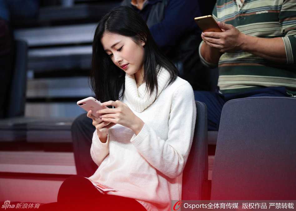 赛场那一抹温柔目光 广东女球迷为CBA焦点战添彩 肤白如雪的女球迷在节间休息时摆弄手机,随性的穿着难掩其面容姣好,即使在昏暗的球场灯光下依然光彩照人。