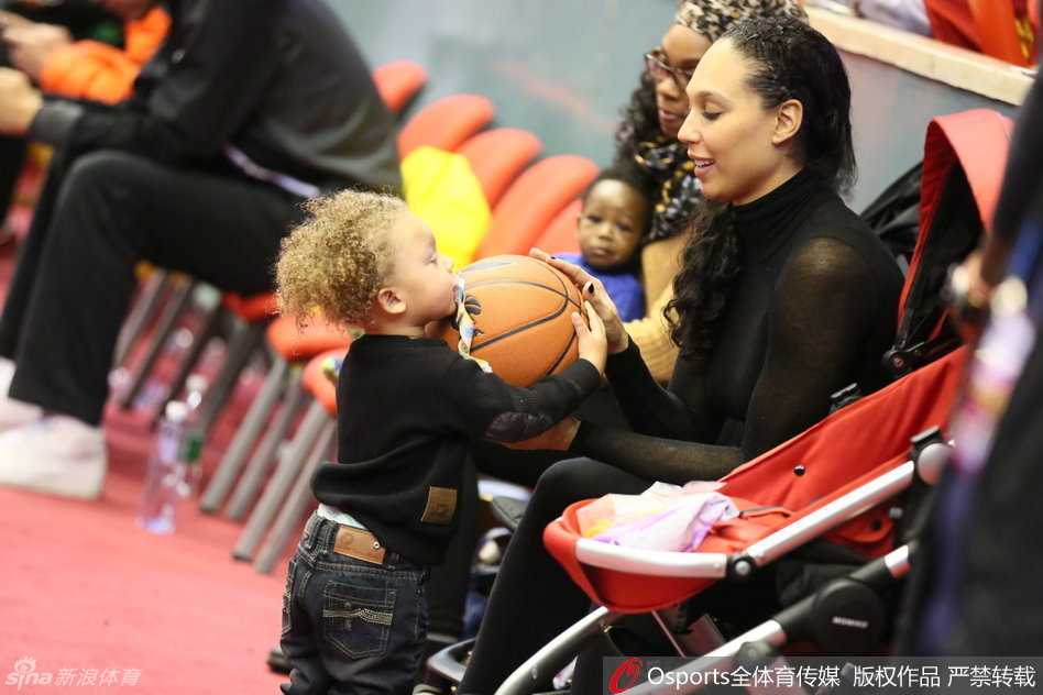 赛场铁汉的柔软时光:比斯利家人的暖心一幕 比斯利的大儿子紧紧将篮球抱在怀里,眼神中透露出对这颗圆圆皮球的无限好奇,仿佛在说这是爸爸的魔法道具