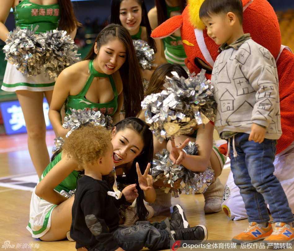 赛场铁汉的柔软时光:比斯利家人的暖心一幕 小儿子终于如愿以偿,抱着大大的篮球认真地亲了上去,肉嘟嘟的脸蛋和专注的神情简直要把人心融化