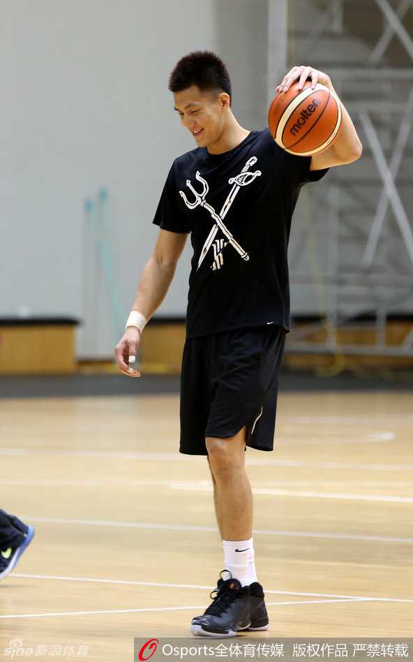 郭艾伦单手持球，目光炯炯有神地望向镜头，自信满满