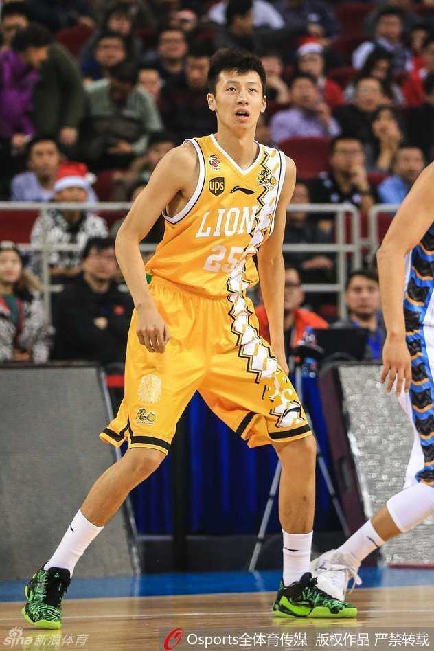 赛场中央，赵岩昊高举冠军鼎，身后的胡金秋和队友们张开双臂欢呼，金色的纸屑在空中飘洒，映衬着他们圆梦后的灿烂笑容