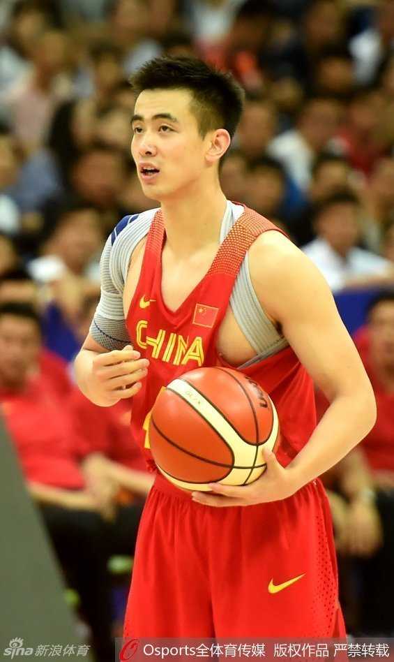 赵继伟二十一回眸:“小粗溜”用大局观书写青春华章 即使在激烈的对抗中重心不稳,赵继伟的目光依然紧锁篮筐,战斗精神令人动容