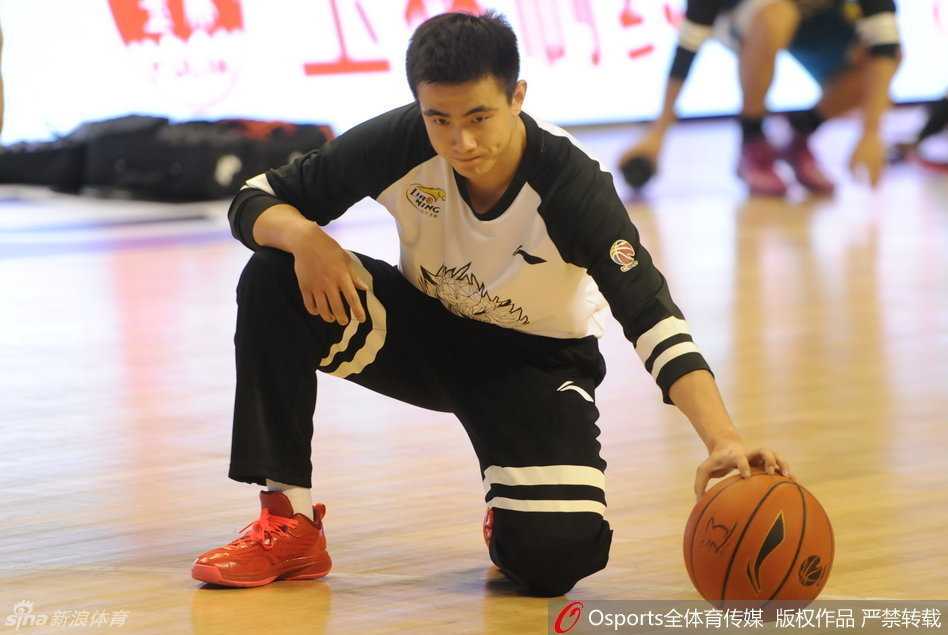 赵继伟二十一回眸:“小粗溜”用大局观书写青春华章 奥运赛场上,赵继伟面对强敌毫无惧色,犀利突破撕裂防线,尽显少年英气