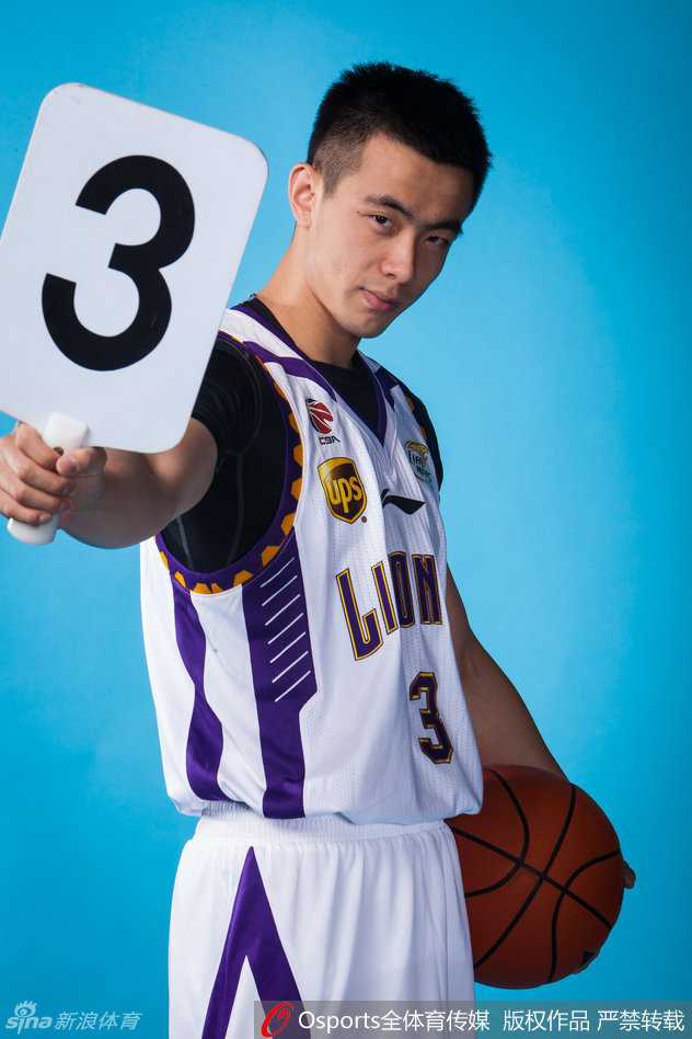 赵继伟二十一回眸:“小粗溜”用大局观书写青春华章 赛场上赵继伟运球疾驰,身形灵动如一道闪电,完美诠释了“小粗溜”的风采