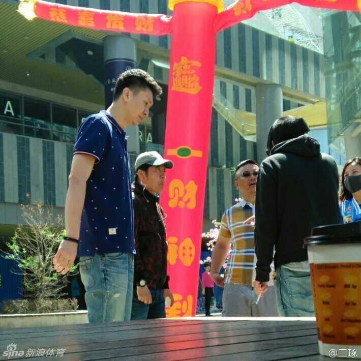 赵薇身穿马布里签名球衣执导新片,孙悦跨界助阵《没有别的爱》 孙悦在片场心情不错,他摘下口罩与拍摄组的工作人员围站在一起,手里拿着矿泉水瓶,大家有说有笑,气氛融洽得像老朋友聚会。