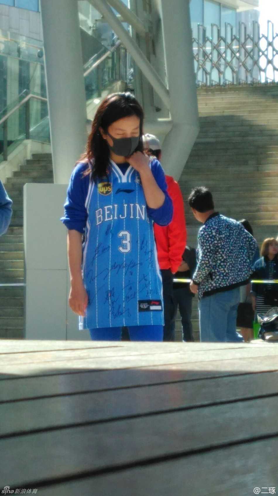 赵薇身穿马布里签名球衣执导新片,孙悦跨界助阵《没有别的爱》 孙悦微微低头,陷入沉思,一旁的拍摄组人员正与他交流着表演细节,午后阳光洒在他写满困惑与思考的脸上,显得格外专注。