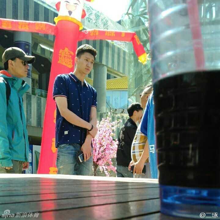 赵薇身穿马布里签名球衣执导新片,孙悦跨界助阵《没有别的爱》 心情大好的赵薇在现场套上一件马布里的球衣,对着镜头摆出可爱的姿势,这意外的同框让马布里本人在社交媒体上都忍不住点赞。