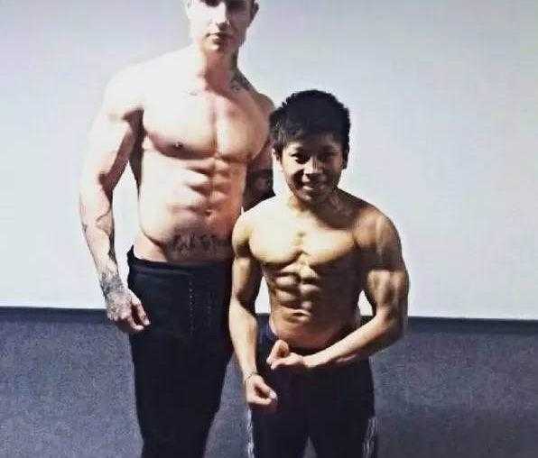 身高一米四七,精神顶天立地:英国亚裔小伙用肌肉铸就的生命传奇 在健身房里,Choon Tan的目光坚毅,每一滴汗水都在浇灌着梦想的种子。他用日复一日的刻苦训练,向世界证明灵魂的伟岸远胜于躯壳的高度。